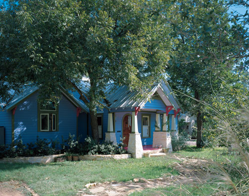 
The Austin home of Susan Brooks and John Salzman splashes the Bouldin Creek neighborhood with zero-VOC Benjamin Moore paint colors in periwinkle, olive, and rose (www.benjaminmoore.com).
